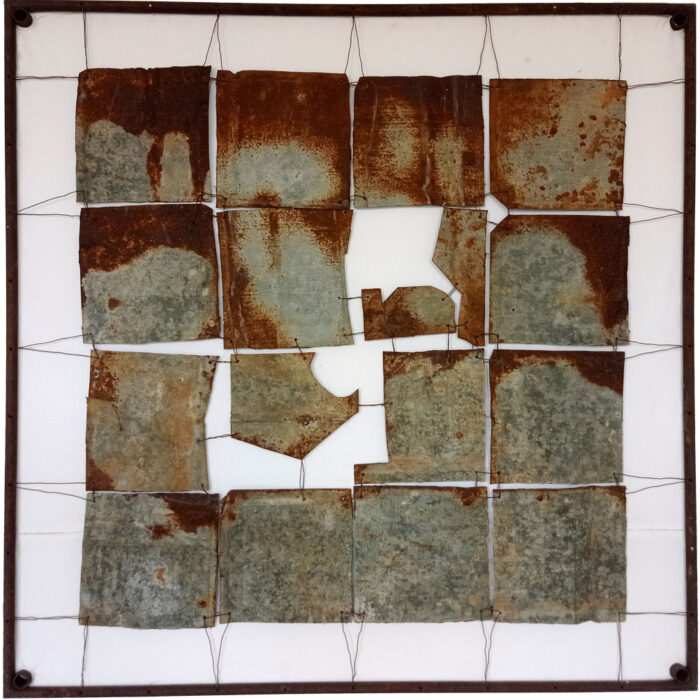 Foto 16 Metallplatten in einem Drahtgitter